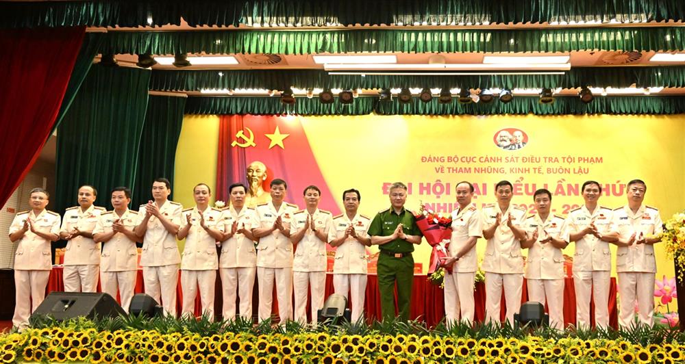 Thứ trưởng Nguyễn Ngọc Lâm tặng hoa chúc mừng Đảng bộ Cục Cảnh sát ĐTTP về tham nhũng, kinh tế, buôn lậu nhiệm kỳ 2025 – 2030 ra mắt Đại hội.